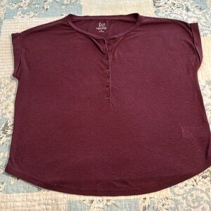 GAP LINEN BLEND TEE-Size Medium in Plum Pudding